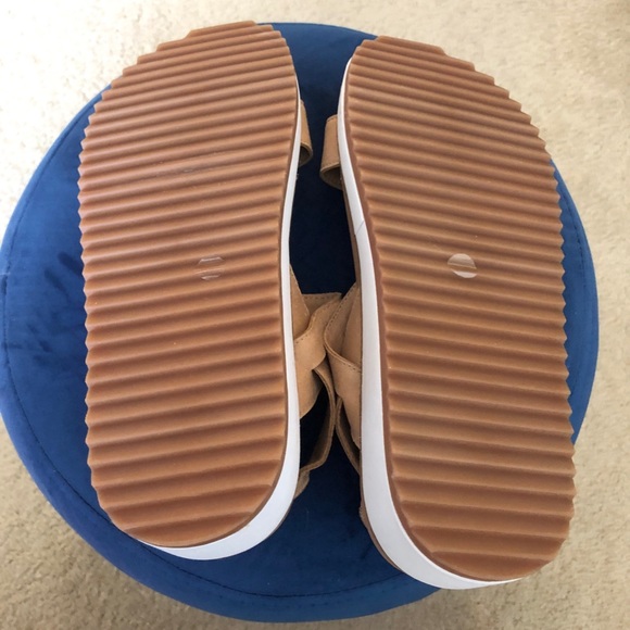 Lucky Brand tan velcro closure ankle strap single brand sandal with sport bottom - Picture 4 of 5